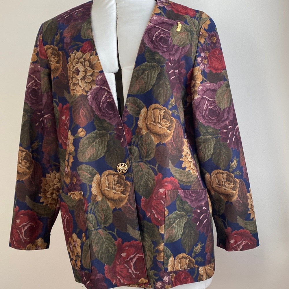 Vintage floral Size 12 with angel pendant one bottom Blazer